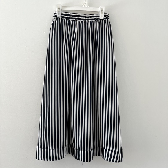 H&M WHITE AND NAVY BLUE STRIPED SMALL SKIRT - Picture 3 of 5